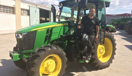 Comercial Agrícola Castellana entrega John Deere 5100M Star (anchura máxima 1,80 metros) a Bodegas Briones Abad, de Roa de Duero (Burgos)