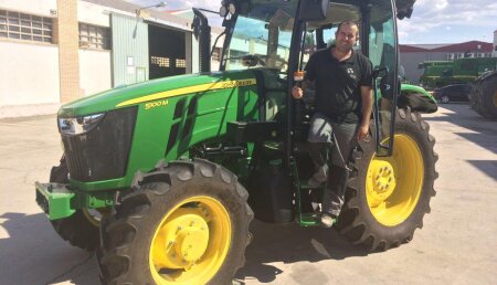 Comercial Agrícola Castellana entrega John Deere 5100M Star (anchura máxima 1,80 metros) a Bodegas Briones Abad, de Roa de Duero (Burgos)