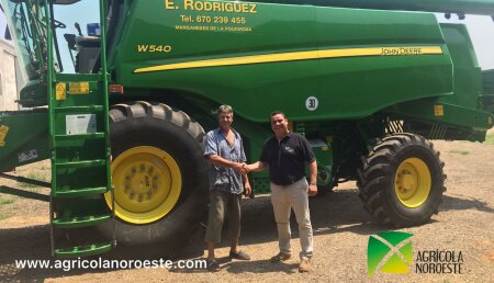 Agricola Noroeste Entrega Cosechadora John Deere  W540 a Eduardo