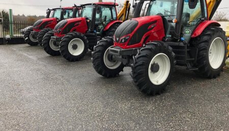 Millares Torron entrega de estos tres tractores VALTRA N114 con desbrozadoras de brazo ORSI y trituradoras laterales LOPEZ GARRIDO a la Xunta de Galicia 