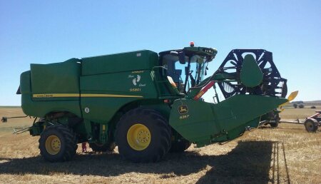 Comercial Agrícola Castellana entregada cosechadora JOHN DEERE S680I HM con corte 635F de 10,70 metros a Eusebio Díez, de Villaherreros (Palencia).