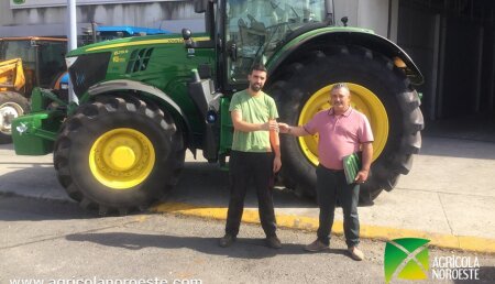 Agrícola Noroeste entrega John Deere 6215R a Ganadería de Pazos (Olveira,Dumbria)