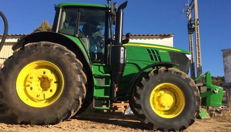 Comercial Agrícola Castellana Entrega de JOHN DEERE 6195M a Gutierrez Exporci SL, de Quintanilla del Coco (Burgos)