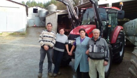 Agricola Calvo entrega CASE IH FARMALL 105C equipado con pala Tenias Evolution T10 en Outeiro - Marei (O Corgo) a GANDEIRIA COSTUREIRO, S.C.