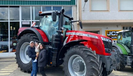 Maxideza entrega a Agroforestal Pascual, de Bama (Touro, A Coruña),  Massey Ferguson 8732 Dyna Vt.