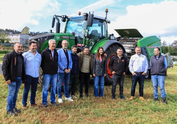 María José Gómez elogia el aspecto práctico de los ciclos de formación en la rama agrícola durante una demostración de maquinaria en la CFEA de Sergude.