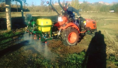 AgroFerma entrega sulfatadora de 100L acondicionada y preparada para tractor pequeño