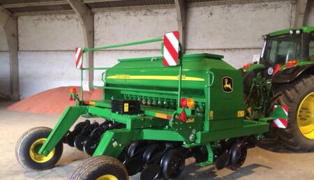 Comercial Agrícola Castellana Entrega de sembradora JOHN DEERE de siembra directa modelo 1590 de 3 metros a Coop. Virgen Milagrosa de Marcilla de Campos (Palencia).