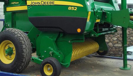 Agrícola Castellana Entrega de rotoempacadora JOHN DEERE 852 a José Ortiz, de Revilla de Camargo (Cantabria).