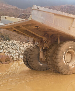 San José Neumáticos lleva a Smopyc las soluciones de alto rendimiento de BKT para la construcción y minería. 