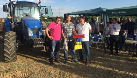 Talleres Argasa  en IFEZA - Zamora con New Holland con prueba de habilidad con tractor y remolque