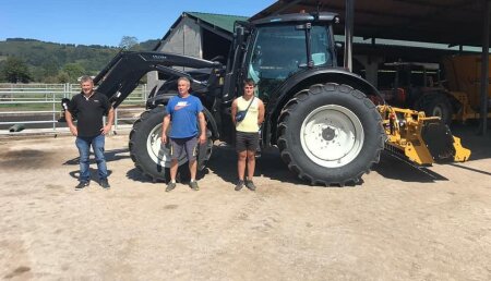 Agrícola Patricio entrega Valtra N154eA con pala Valtra G5, Trituradora lopezgarrido TGA a Francisco Javier