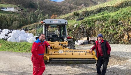 Agrícola Patricio entrega López Garrido TGL1800 a Ganadería Casa Villar