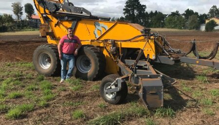 Agricola Matova SL entrega a Servicios Agricolas Bermudez SL,  despedregadora Elho Scorpio 550