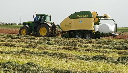 Farming Agrícola entrega  rotoempacadora encintadora Krone Comprima CV 150 XC en Sevilla