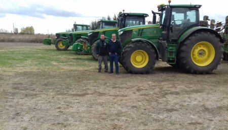 Agrícola Castellana Entrega JOHN DEERE 6250R a Jose Manuel Correas y su hijo Oliver, de Villoldo (Palencia).