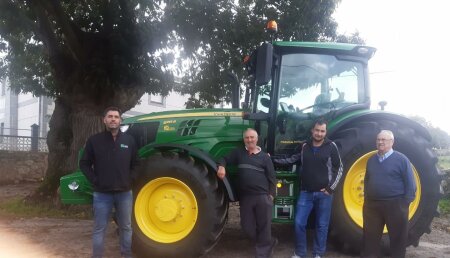 Agrícola Noroeste  entrega John Deere 6155R a José