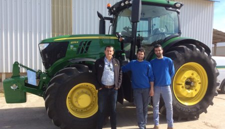 Agricola Castellana Entrega de tractor JOHN DEERE 6215 R Autopower a Omar y Héctor Sanchez Arroyo, de Peñaflor de Hornija (Valladolid).