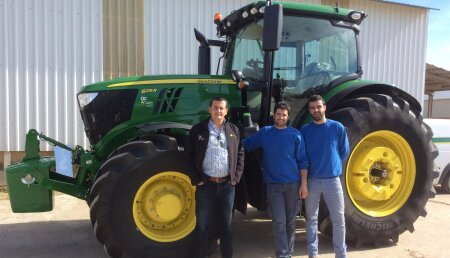 Agricola Castellana Entrega de tractor JOHN DEERE 6215 R Autopower a Omar y Héctor Sanchez Arroyo, de Peñaflor de Hornija (Valladolid).