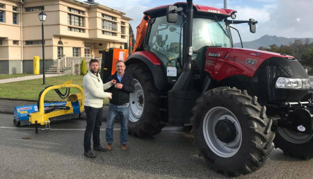 Agricola Calvo entrega CASE IH MAXXUM 135 con cabrestante de arrastre frontal FUERTE, desbrozadora de brazo BECCHIO&MANDRILE BM550 y desbrozadora de arrastre ZANON TMC1700 al Ayuntamiento de ALFOZ