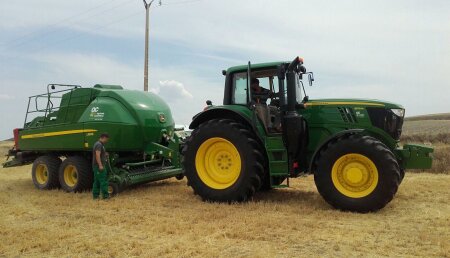 Comercial Agrícola Castellana entrega JOHN DEERE 6175M y empacadora JOHN DEERE L1533 a  NILASA, de Segovia.