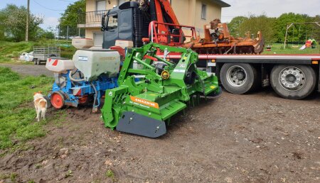 Millares Torron entrega Amazone kE 3000 y esta sembradora de maiz de ocasión a ganaderia Grela y ganados Casanoba de friol