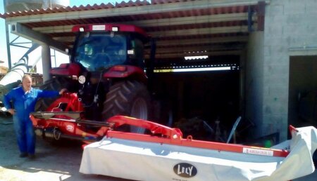 Agricola Calvo Entregando segadora rotativa  LELY SPLENDIMO 320M a Moisés Fernández López en Aiaz (O Saviñao). 