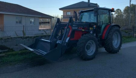 Agrícola Suárez entrega MASSEY FERGUSON 4708 con su pala Herculano HC-30