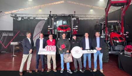Centro Tractor celebró la entrega del tractor número 100 y reafirmo su compromiso con los agricultores