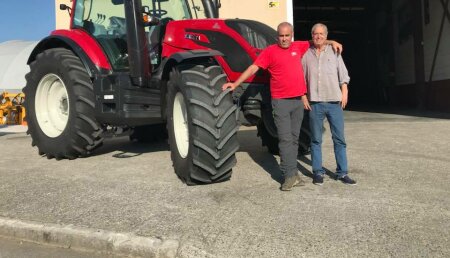 Agricola Patricio  entrega de este VALTRA T154H a los hermanos Martínez