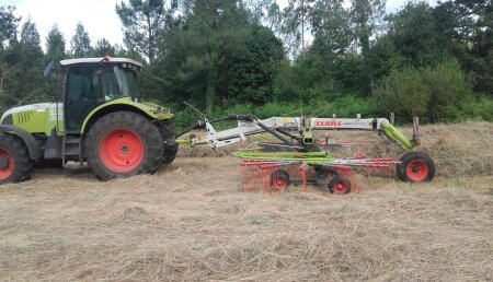 Talleres Agrícolas Mata entrega rastrillo CLAAS LINER 2700 a SAT SANTA LUCIA en Xestoso (Lousame).