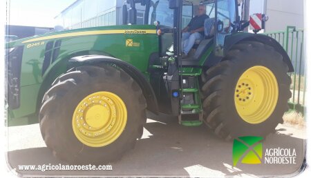 Agrícola Noroeste entrega John Deere 8245R a SANTIAGO