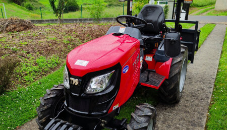 Comercial agrivama entrega de tractor TYM TS25 en CAMBRE(A CORUÑA)