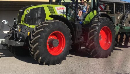 Talleres Agrícolas Mata entrega Claas AXION 830 CMATIC de Trabajos Agrícolas Simplicio (Mazaricos).