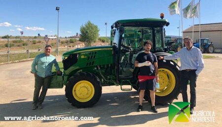 Agrícola Noroeste  entrega John Deere  5090GF a Fernando