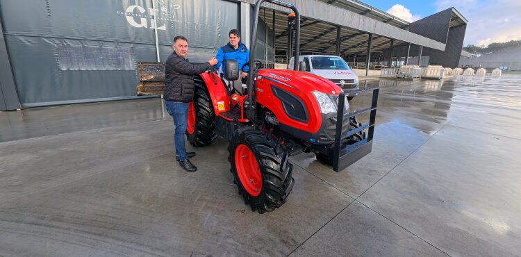 Talleres J. Lema entrega un tractor Kioti DK6020 a Ganadería Os Loureiros