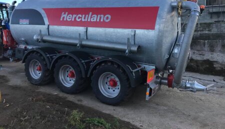 Maxideza entrega a Maquideza sdad coop. , de Gresande, Lalín, una cisterna Herculano , tres ejes 18.000 litros