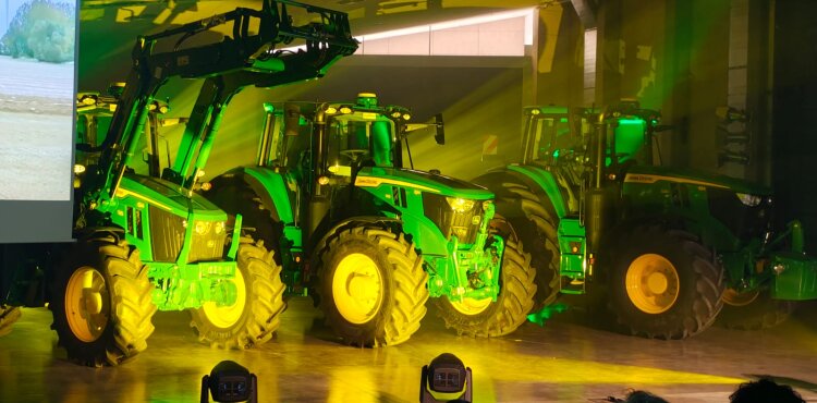 John Deere presenta sus novedades de maquinaria en el Parla Innovation Center con foco en las series 6M, 6R y 8R
