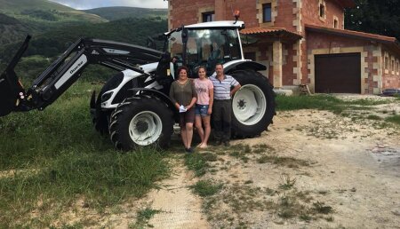 Agrícola Patricio entrega Valtra A114 y pala Quicke a Jose Ángel, Natividad y Eva de Luena, puerto del escudo, Cantabria.