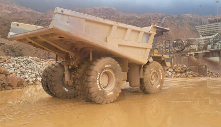 San José Neumáticos lleva a Smopyc las soluciones de alto rendimiento de BKT para la construcción y minería. 