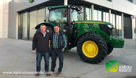 Agrícola Noroeste entrega John Deere 6155R a  Francisco Javier de Vecilla de la Vega,