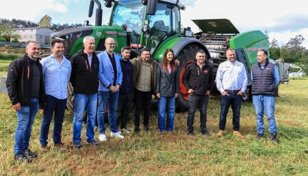 María José Gómez elogia el aspecto práctico de los ciclos de formación en la rama agrícola durante una demostración de maquinaria en la CFEA de Sergude.