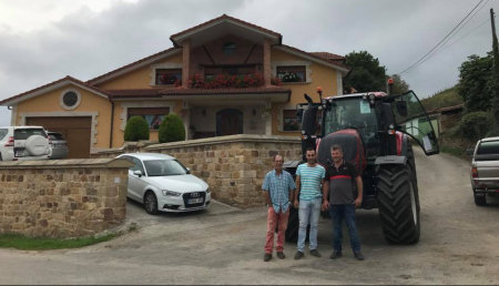 Agrícola Patricio entrega VALTRA T174eV a Casimiro Peña de Trabajos Agroambientales La Peña en Silio, Molledo de Cantabria.