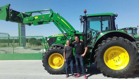 Comercial Agrícola Castellana entrega  JOHN DEERE 6155M y pala 663R a Viveros Fresancho, de Sanchonuño (Segovia)