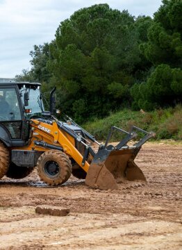 CASE Construction Equipment amplía su gama compacta con una nueva retroexcavadora de 55 kW, una nueva minicargadora eléctrica sobre orugas y mejoras significativas en la gama de cargadoras compactas sobre ruedas