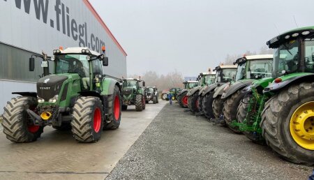 Los agricultores  Alemanes se detenían ayer en Triptis, sede de Fliegl Trailer