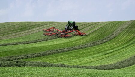 EL TRACTOR JOHN DEERE 6250R RASTRILLÓ 188.9HA EN 8 HORAS