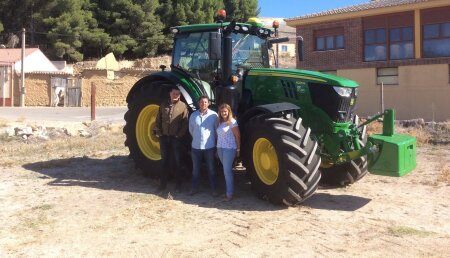 Comercial Agrícola Castellana Entrega JOHN DEERE 6215R Autopower con equipo de Autoguiado a  Javier Gil Valdivieso y Eva Maria, de Mucientes (Valladolid).