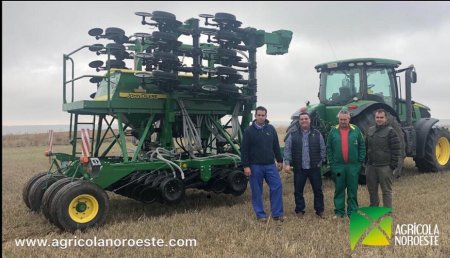 Agrícola Noroeste entrega sembradora John Deere 750A a Julian, Alvaro y Carlos