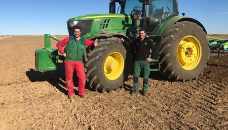 Comercial Agrícola Castellana Entrega JOHN DEERE 6215R a Jose Enrique Villalón Criado, de Villalón de Campos (Valladolid)